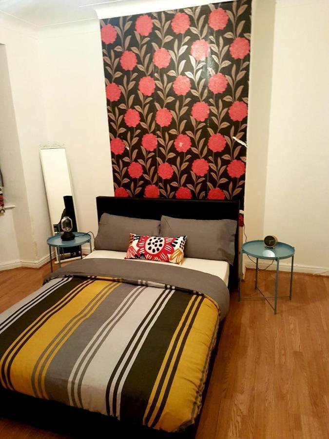 Budget House In Gants Hill Bed and Breakfast Ίλφορντ Εξωτερικό φωτογραφία