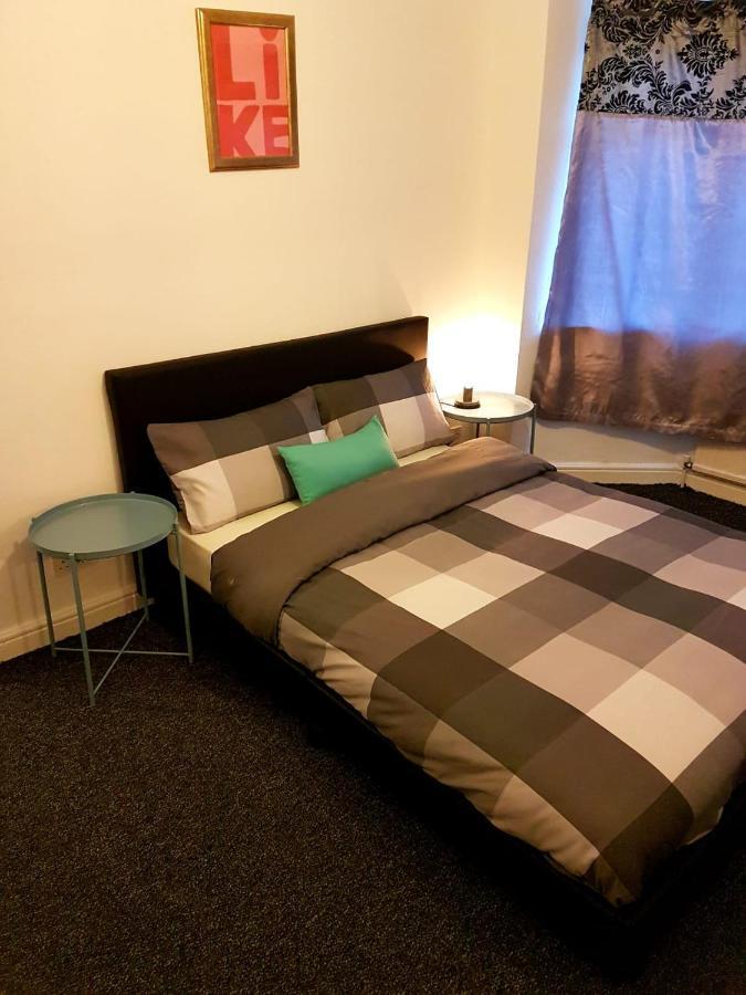 Budget House In Gants Hill Bed and Breakfast Ίλφορντ Εξωτερικό φωτογραφία