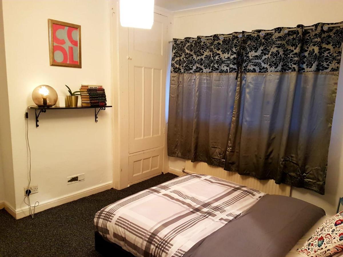 Budget House In Gants Hill Bed and Breakfast Ίλφορντ Εξωτερικό φωτογραφία