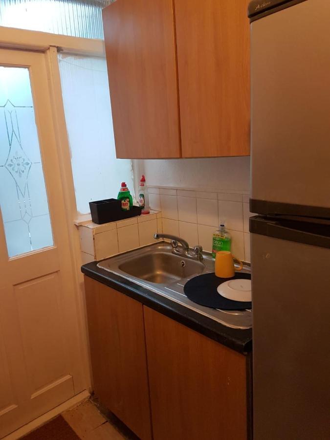 Budget House In Gants Hill Bed and Breakfast Ίλφορντ Εξωτερικό φωτογραφία
